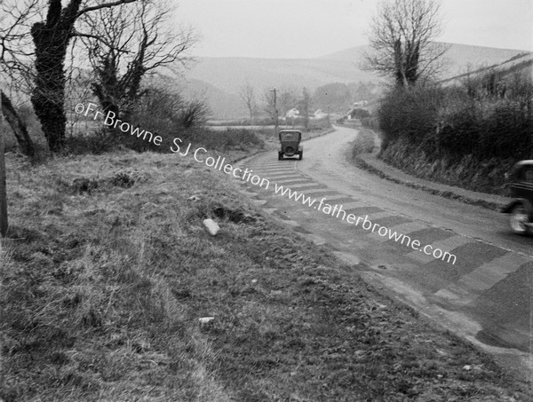 COUNTRY ROAD OLD CAR